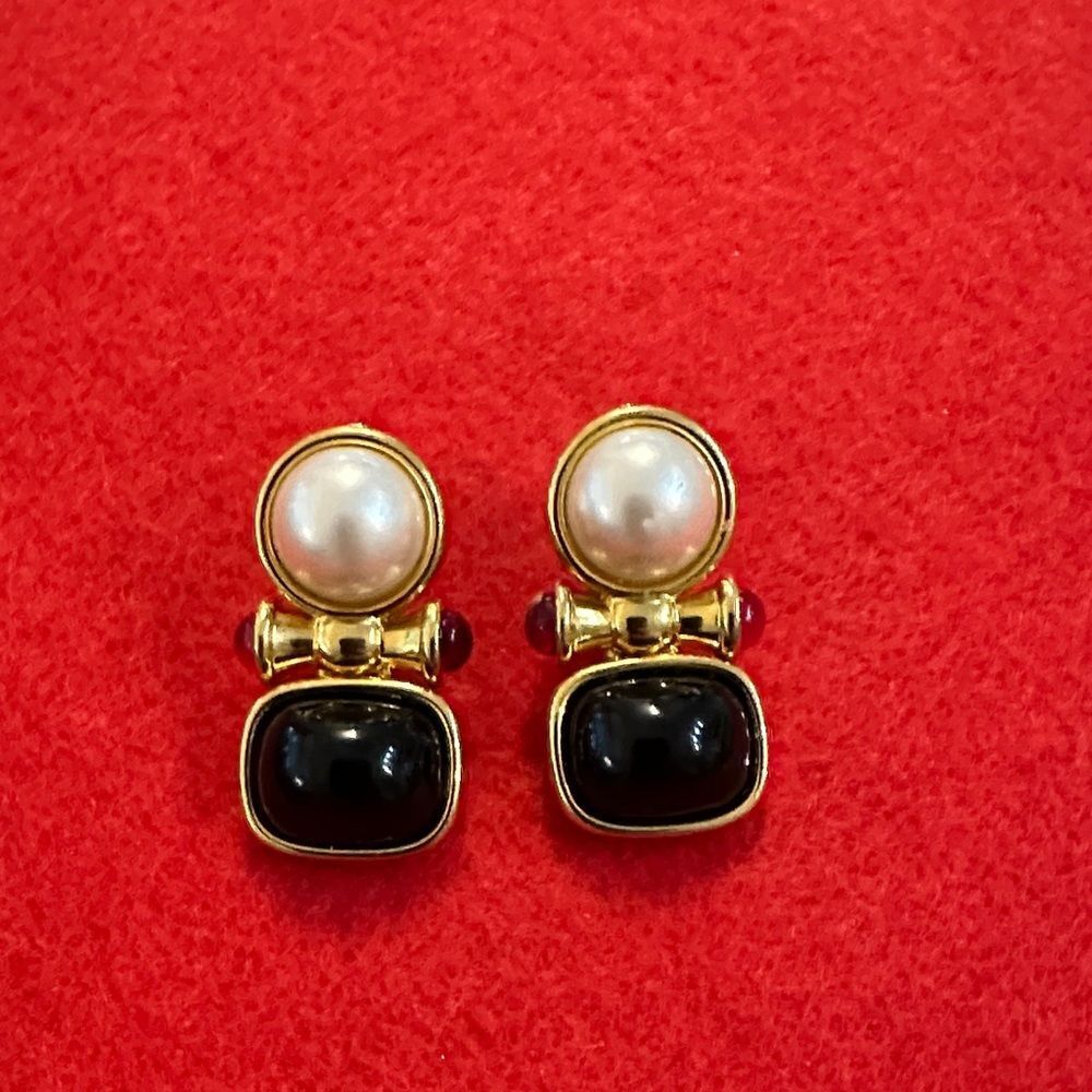 Joan Rivers Vintage Signed Elegant Gold w/ Faux Pearl and Onyx Clip Earrings - Picture 8 of 10